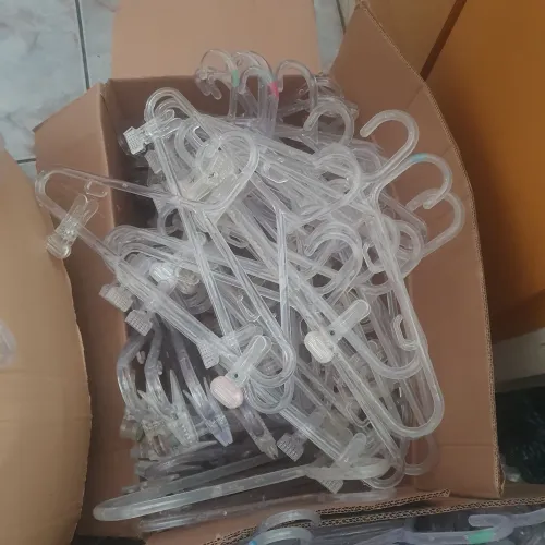 ESTOQUE DE CABIDES PLÁSTICOS, GANCHOS, BANDEJAS DE SLAT WALL