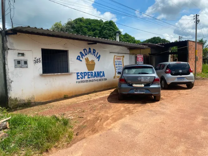 2 Casas e 1 ponto comercial, contrução inicial com colunas.