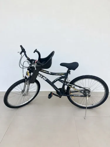 Bicicleta com cadeirinha