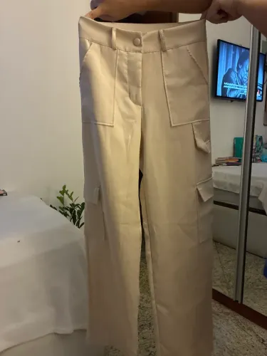Calça de alfaiataria caqui bege tam p muitos bolsos