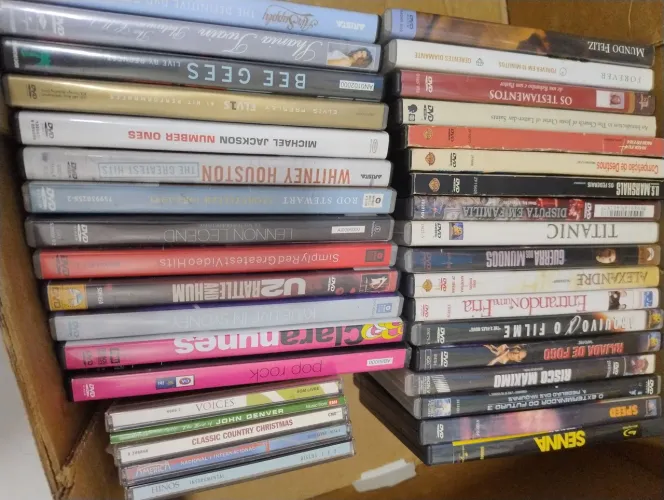 DVDs, CDs, Bluray diversos gêneros todos originais