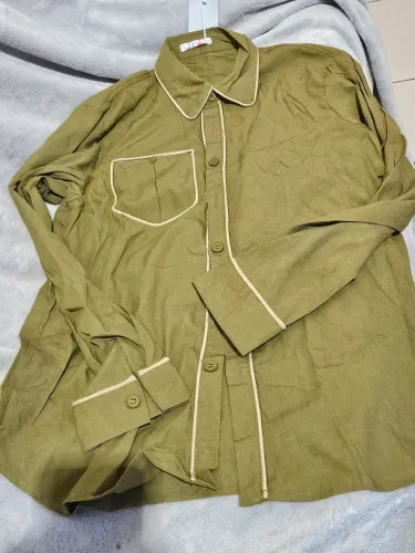 Conjunto Feminino Calça e Camisa com Detalhes Contrastantes