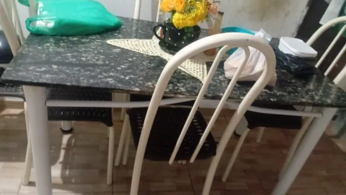 Vendo mesa de cozinha com 6 cadeiras