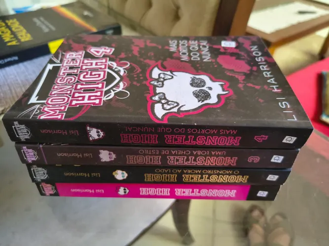 Coleção completa de 4 livros da Monster High da Lisi Harrison