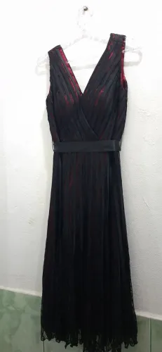 VESTIDO DE FESTA PRETO E VINHO