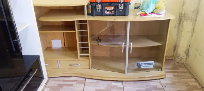 Rack com portas de vidro