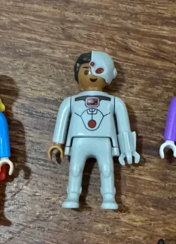 Cyborg Personagem Playmobil Kinder Ovo