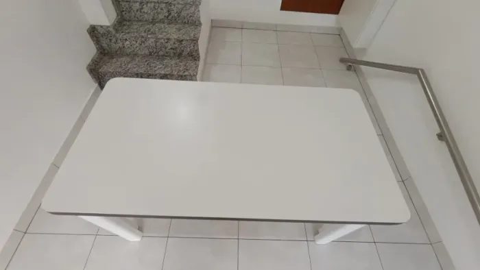 Mesa com tampo branco em MDF 150x80