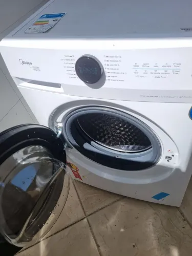 Vende-se Máquina de lavar 11kg Mídia, lavar e seca 1.600 Reais.