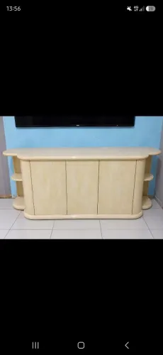 Buffet de madeira de verdade.