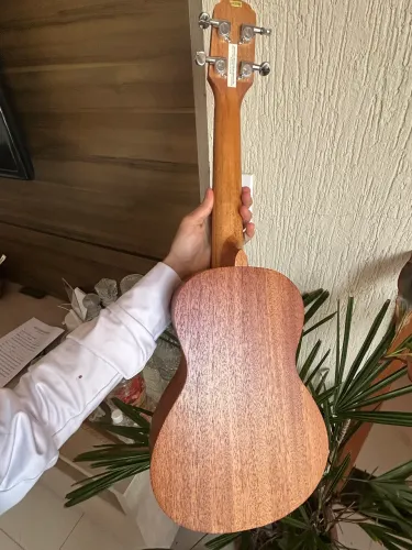 UKULELE 