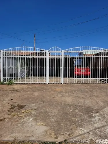 VENDE-SE UMA CASA COM UMA KIT NET NA QR 516 DE SAMAMBAIA SUL!