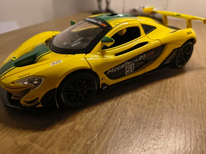 Miniatura MacLaren escala 1.24. em metal.