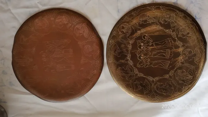 Pratos decorativos egípcio, um de latão e outro de cobre R$80