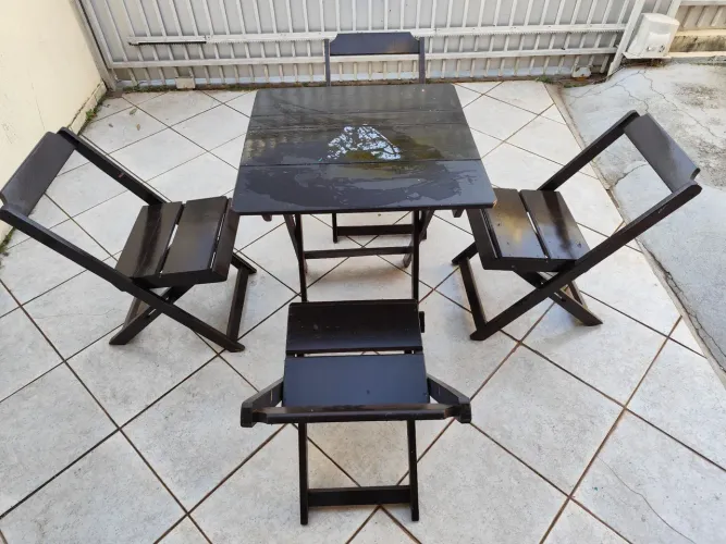 Mesa e 4 cadeiras de madeira