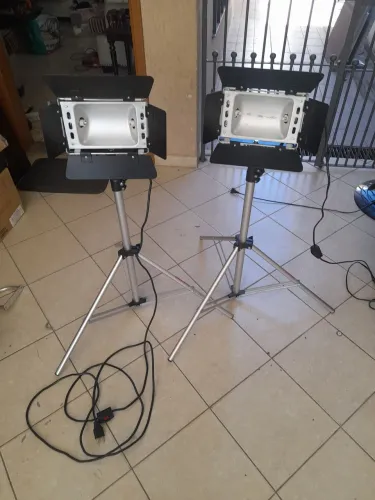 2 refletores com tripé