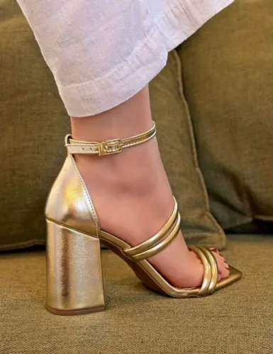 Sandália dourada chic
