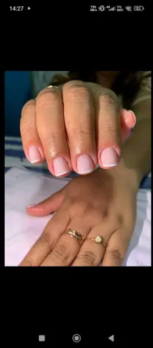 Procedimento de manicure e pedicure e alongamento+ SPA dos pés 