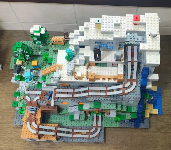 Lego Minecraft A Caverna da Montanha -21137 completo com 2.863 Peças e Manual