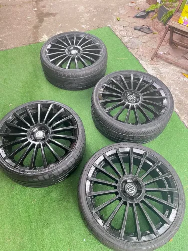 Aro 19 5 furos em perfeito estado pneus novos 