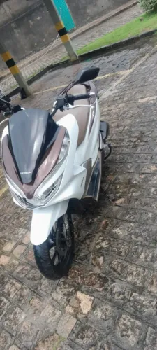 Vendo moto Honda pcx 2021 em ótimo estado de conservação no preçinho pra veder logo