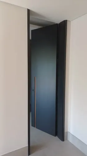 Tendência em portas 2026! Linha Piso Teto com cava usinada! Phanda Portas