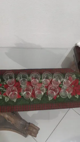 Antigos copos de água e suco em vidro