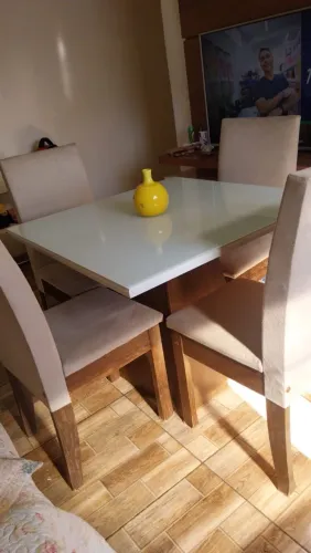 Vendo a mesa com quatro cadeira