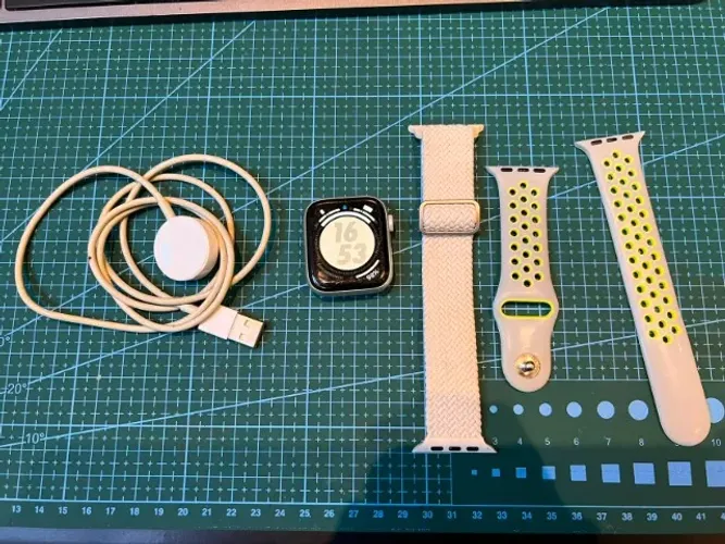 Apple Watch 4 44mm GPS Prata + Carregador + 2 Pulseiras