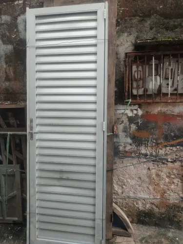 Porta de alumínio da linha 0;25 coisa boa, medidas 0:60cm altura 2:00 metros.