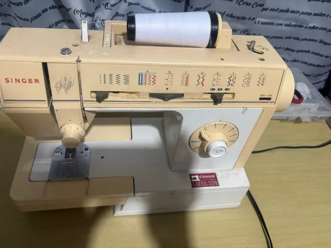 Máquina de costura singer 220v em perfeito estado
