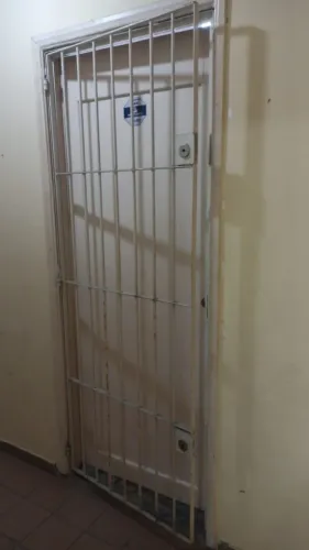 1 grade de ferro pra porta largura 0,80 altura 2,10 ótimo estado mt
