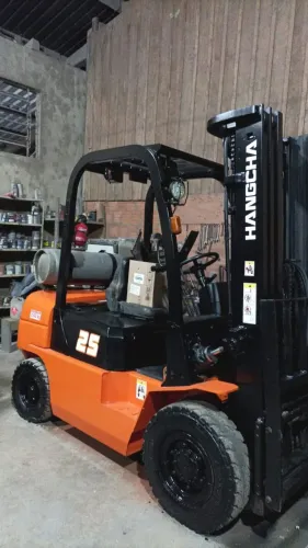 Empilhadeira 2500kg triplex GLP 