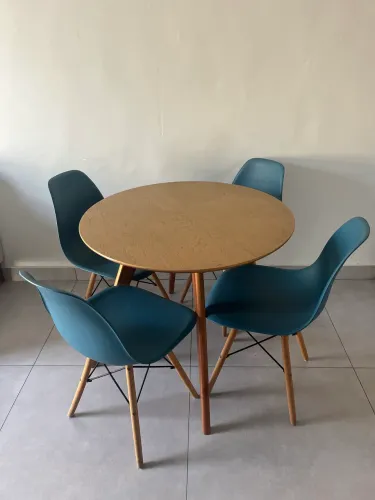 Mesa com 4 cadeiras