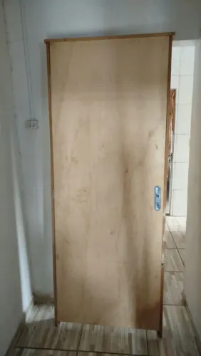 Porta de madeira nova,com batente e chave 2,50x80 madeira boa valor 450,retirar em SV