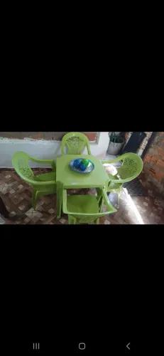 Mesa de plástico com 4 cadeiras