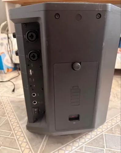 Caixa imenso x74 pouco tempo de uso , acompanha 2 microfones