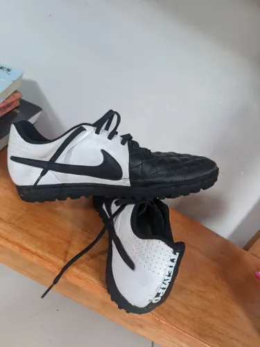 Chuteira society Nike tiempo