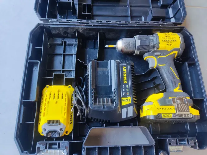 Parafusadeira de impacto Stanley fatmax com duas baterias