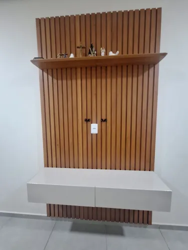 Painel ripado de madeira