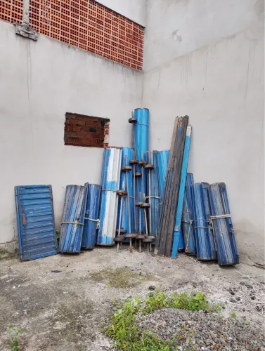 Portas de aço de enrolar conservadas e completas