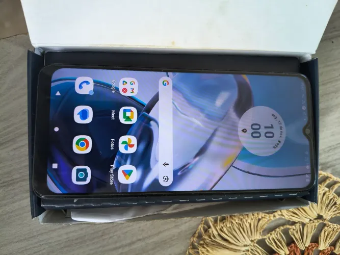 Celular moto é 22 muito bom semi nova