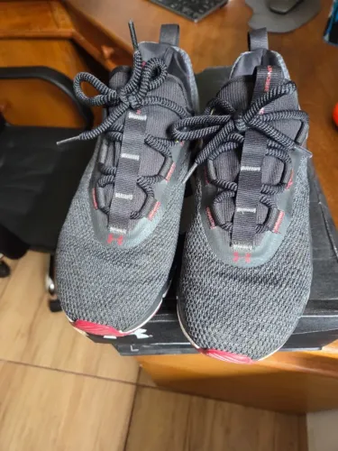 Tênis Under Armour semi novo tamanho 39