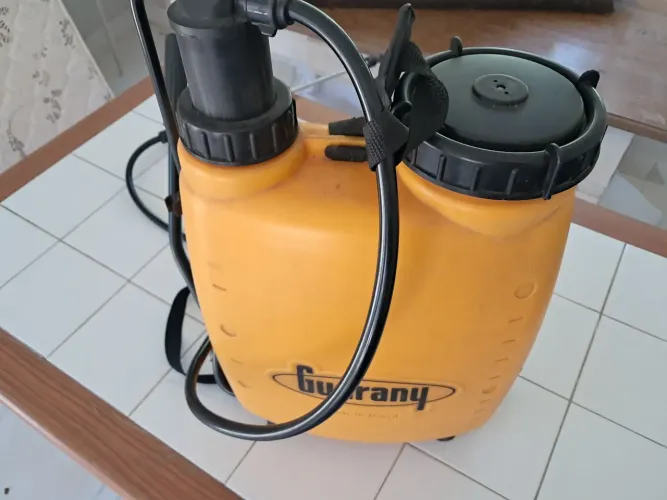 Pulverizador costal guarany para herbicida.