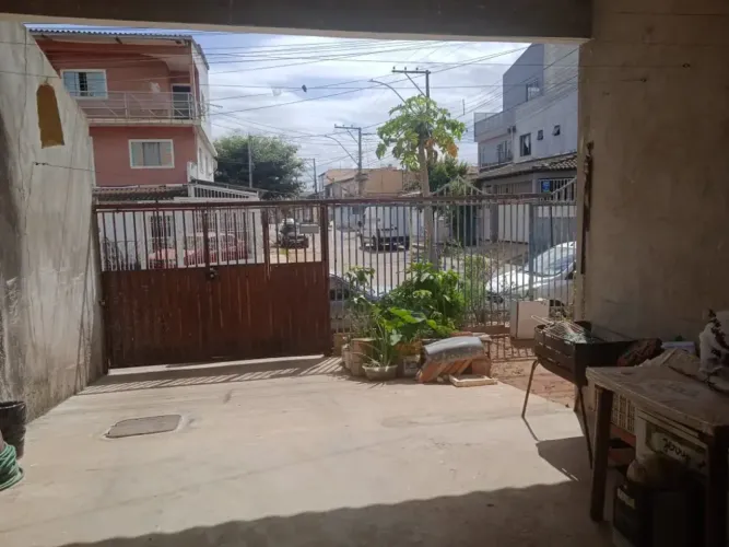 VENDE-SE UM CASA NA QUADRA 300 RECANTO DAS EMAS!