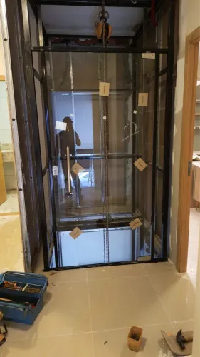 Elevador com porta de vidro