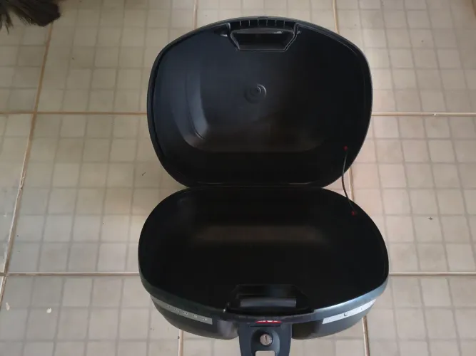 VENDO BAÚ GIVI 33L SEMINOVA COM TODOS OS SUPORTES