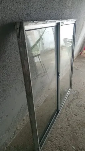 Vendo Janela e grade pega ladrão,casa do jd royal medida 1.10 alt,1.20 lag