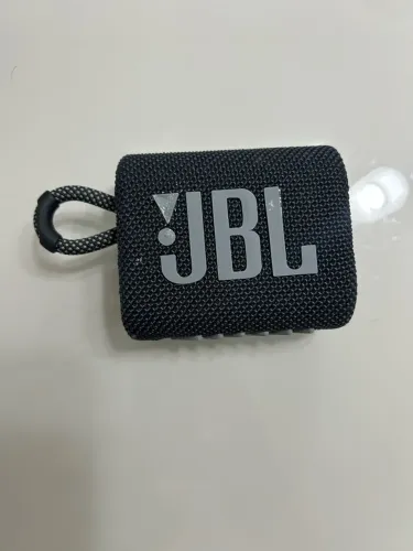 Caixa de som JBL original, mas acho que ela está com o fone rasgado