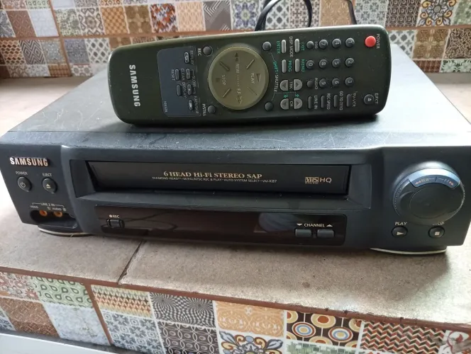 Aparelho Onkyo e um vídeo cassete
